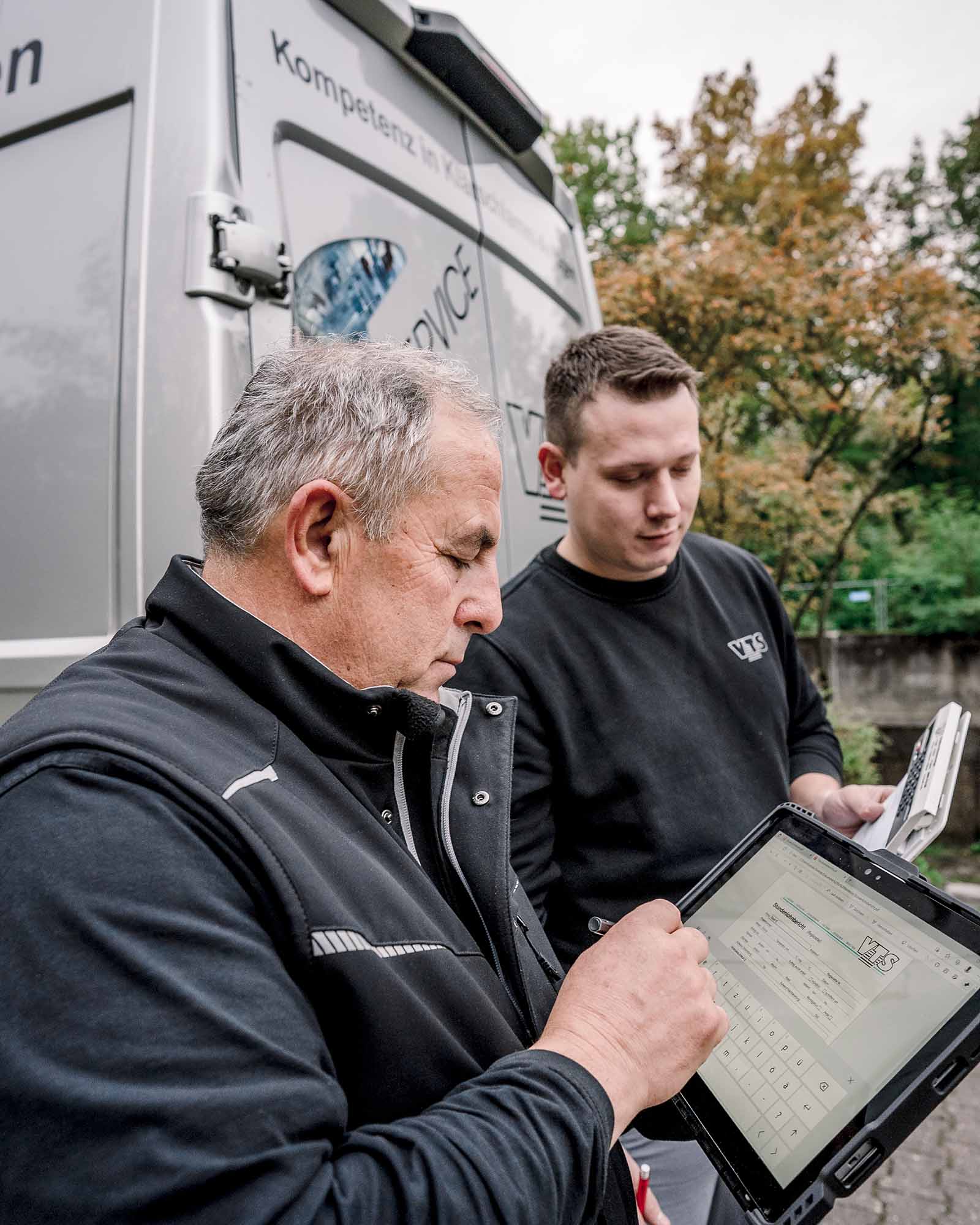 service-mitarbeiter-tablet